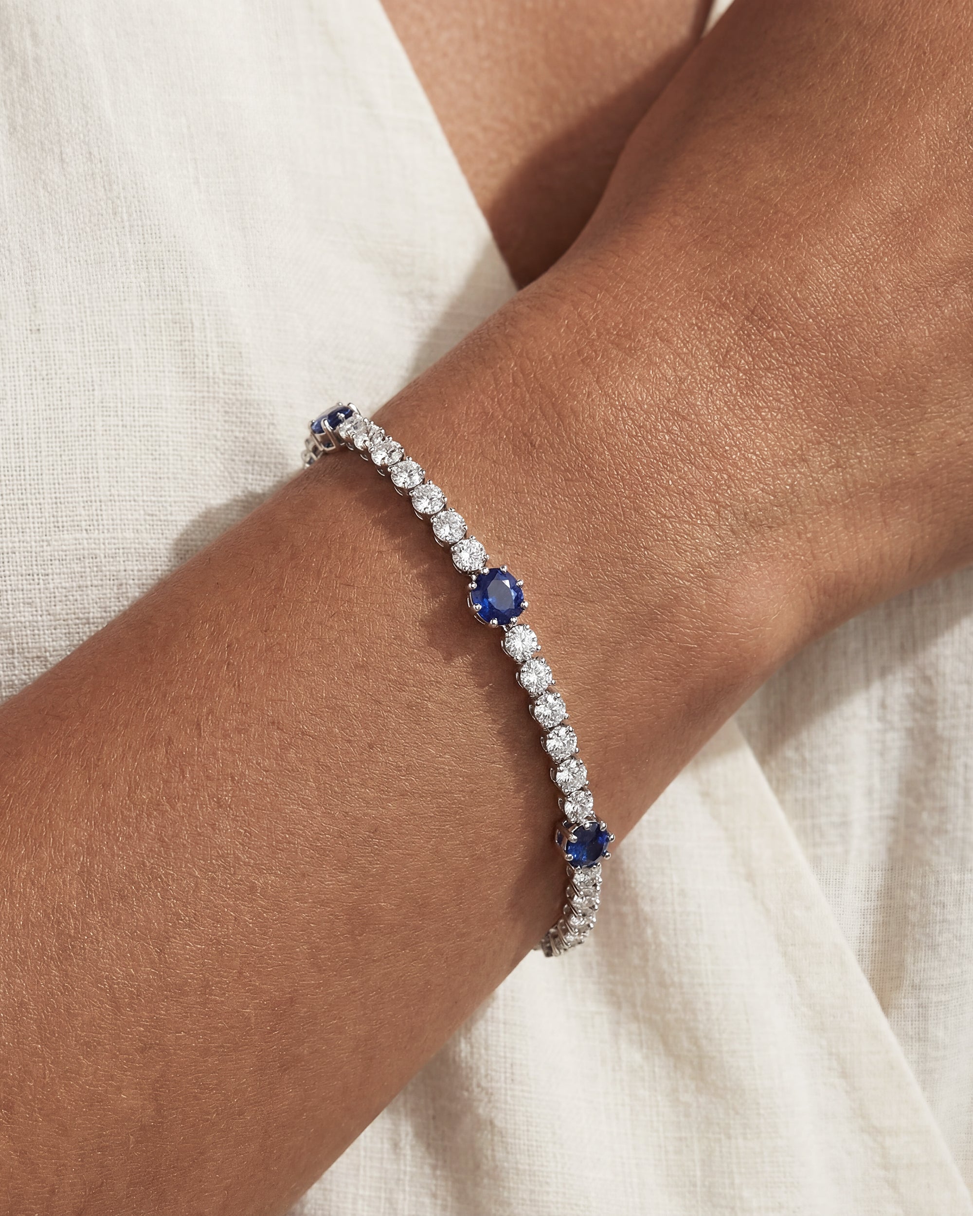 CEYLON SAPPHIRE & DIAMOND LINK BRACELET (OVAL, WHITE GOLD)