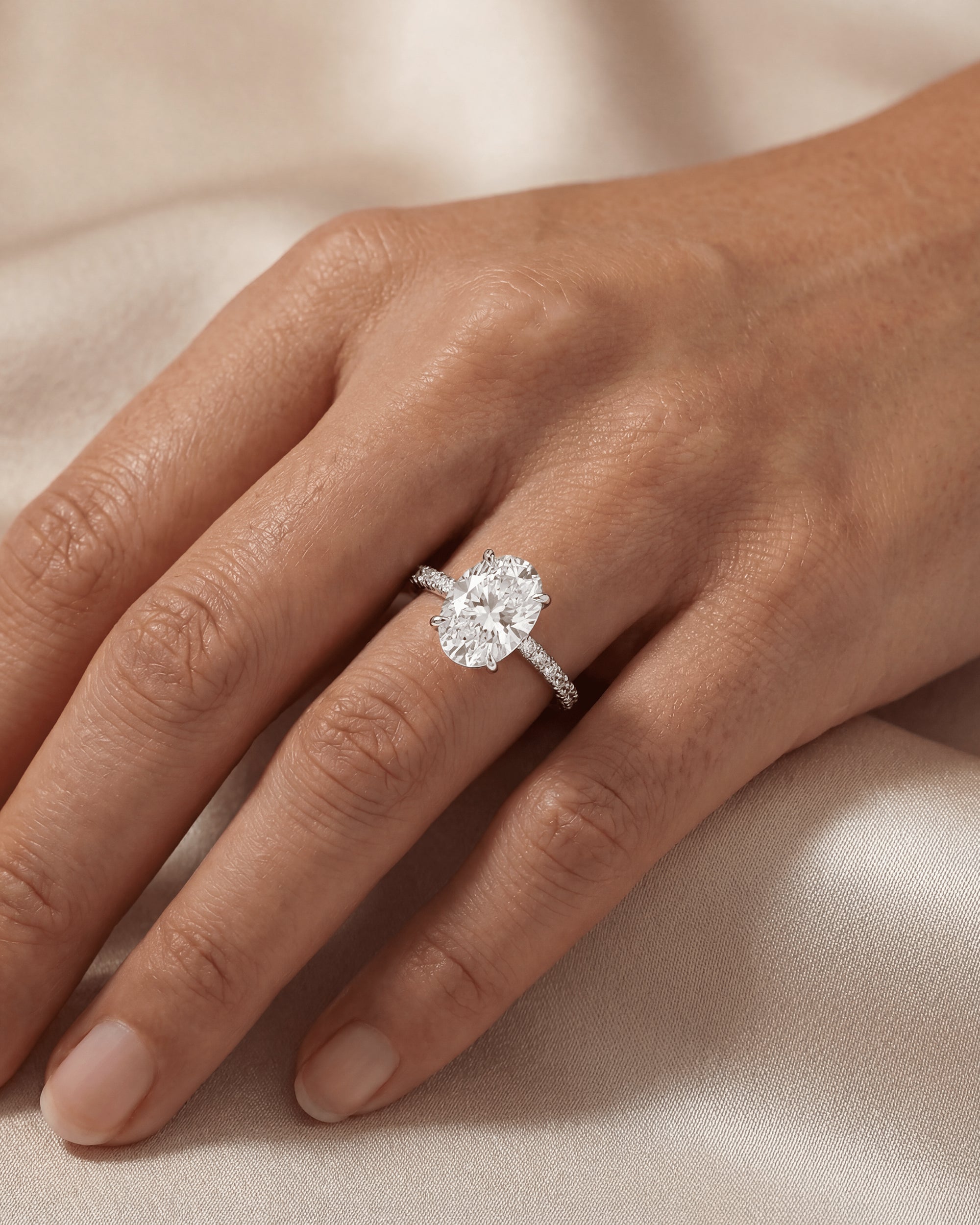 CLASSIC OVAL (WITH DIAMONDS)