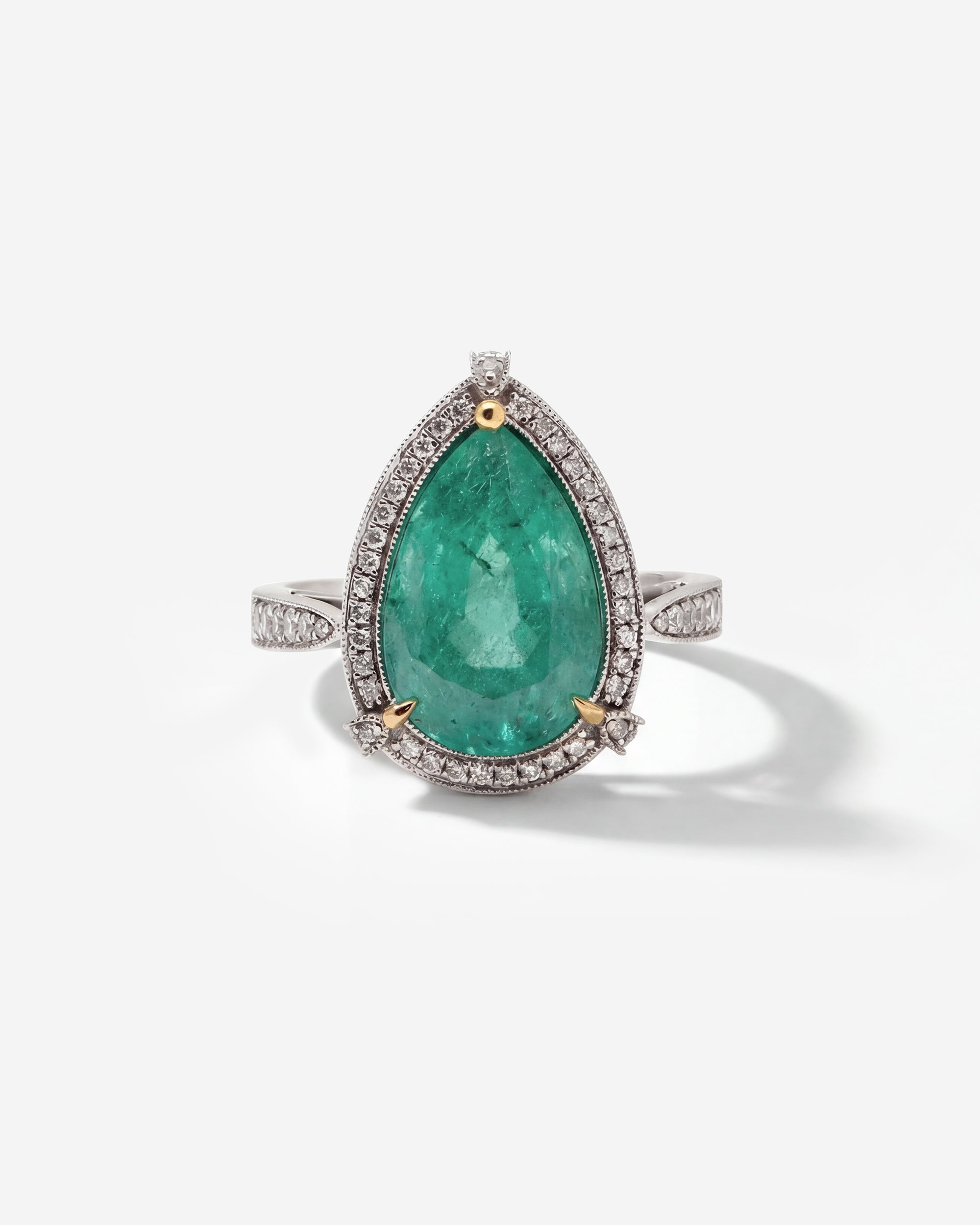 EMERALD & DIAMOND RING (WHITE GOLD)