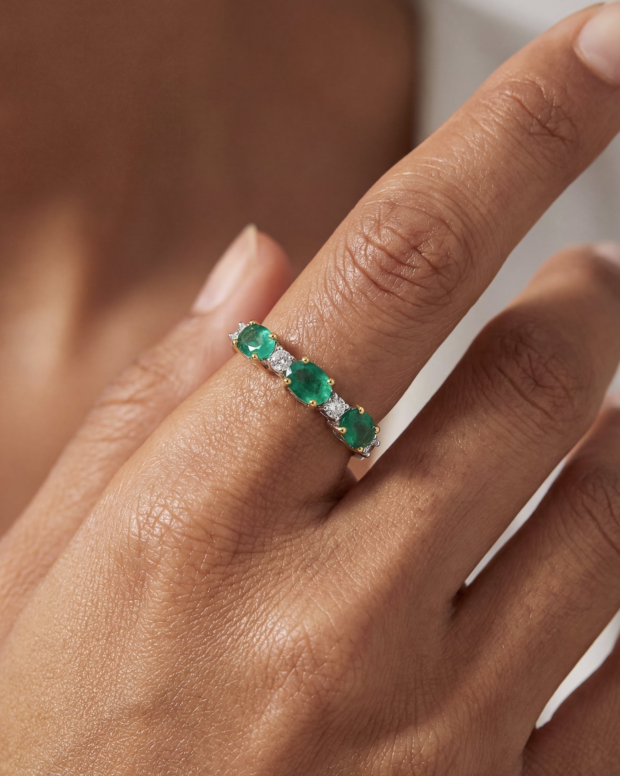 EMERALD & DIAMOND RING (WHITE GOLD)
