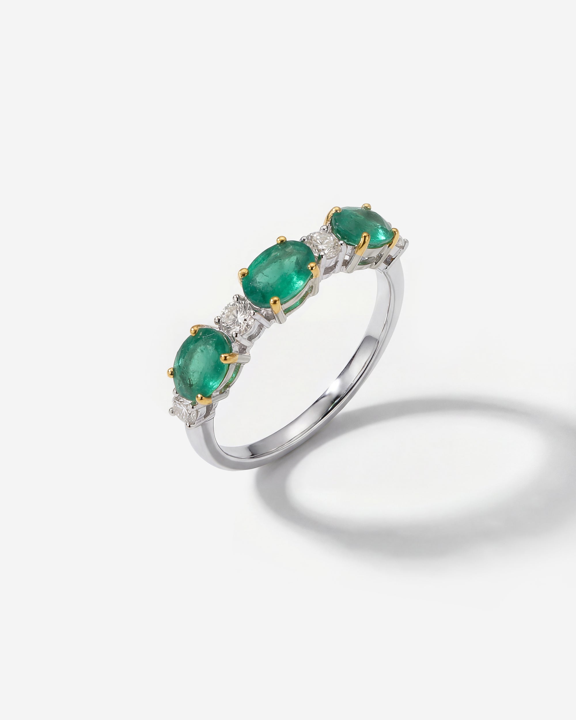 EMERALD & DIAMOND RING (WHITE GOLD)